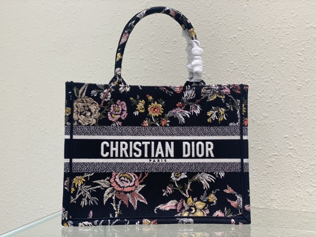 Handbag  Dior  size 36 x 27.5 x 16.5  cm