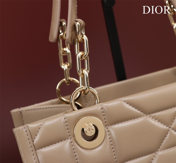 Handbag  Dior  size  36.5×28×17.5  cm