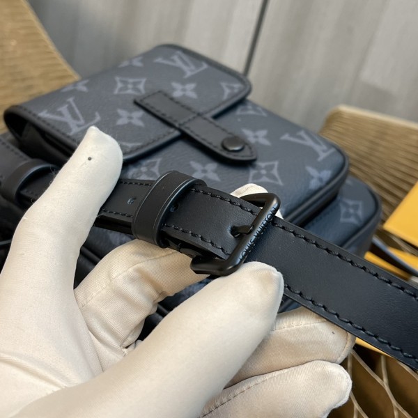  Handbag   Louis Vuitton M69404  size  15x17x8 CM