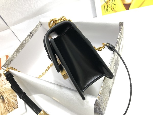 Handbag  Dior  M9203  size  21.5 x 12 x 6 cm