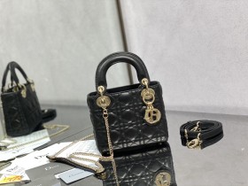 Handbag  Dior  size 17 cm