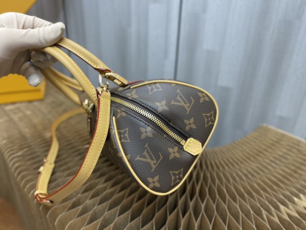 Handbag   Louis Vuitton M50202  size  23 × 13 × 14  cm