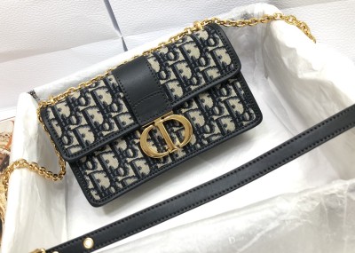 Handbag  Dior  M9203  size 21.5 x 12 x 6  cm