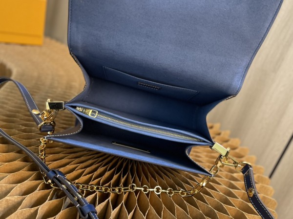  Handbag   Louis Vuitton  M59631  size 25 x 17 x 10.5  cm