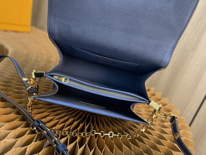  Handbag   Louis Vuitton  M59631  size 25 x 17 x 10.5  cm