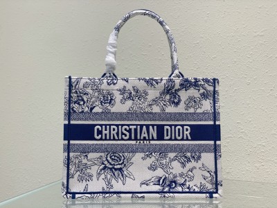 Handbag  Dior  size  36 x 27.5 x 16.5   cm