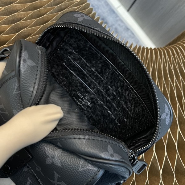  Handbag   Louis Vuitton M69404  size  15x17x8 CM