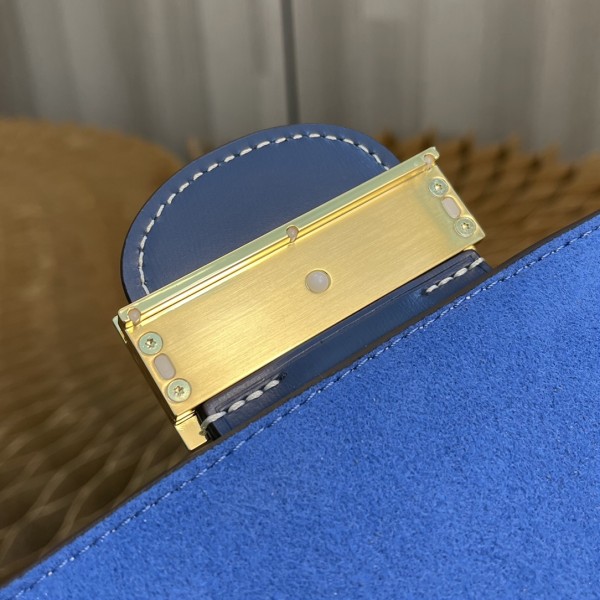 Handbag  Louis Vuitton   M59716  size  20 x 15 x 9  cm