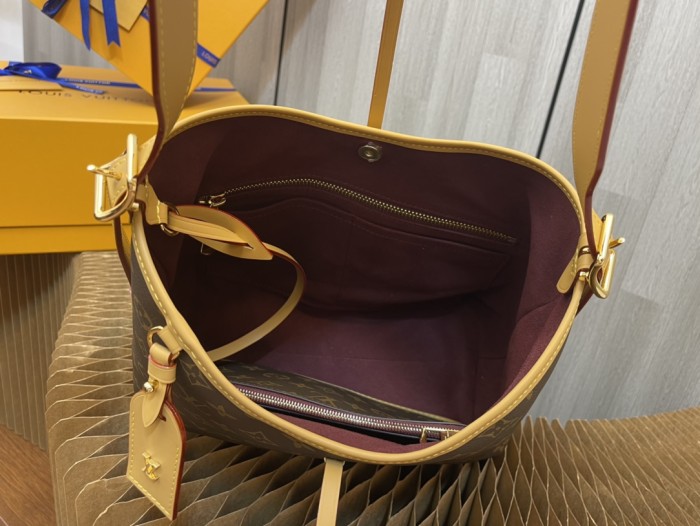 Handbag   Louis Vuitton  M46203  size  29 x 24 x 12  cm