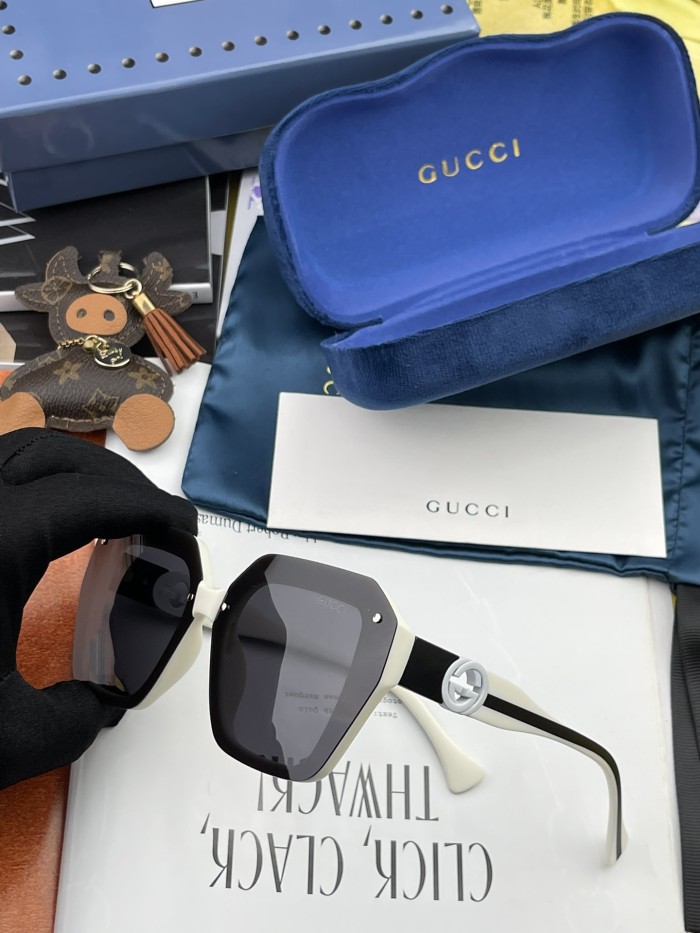 Sunglasses Gucci G7177