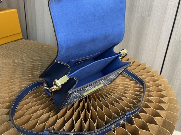 Handbag  Louis Vuitton   M59716  size  20 x 15 x 9  cm