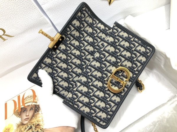 Handbag  Dior  M9203  size 21.5 x 12 x 6  cm