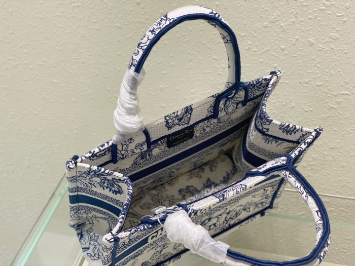 Handbag  Dior  size  26.5 x 21 x 14   cm