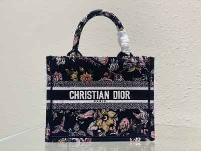 Handbag  Dior  size  26.5 x 21 x 14  cm