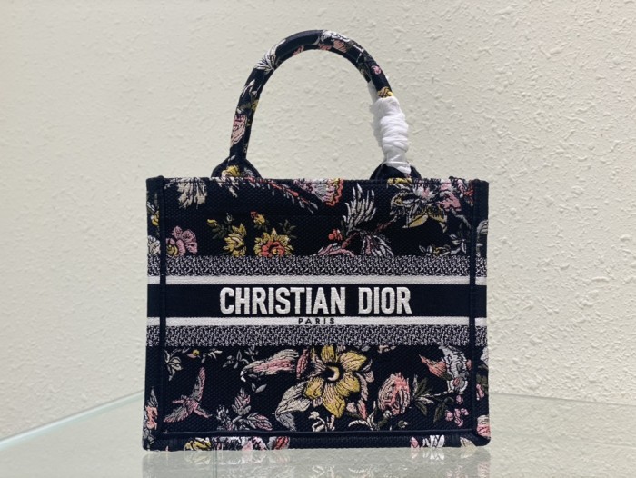 Handbag  Dior  size  26.5 x 21 x 14  cm