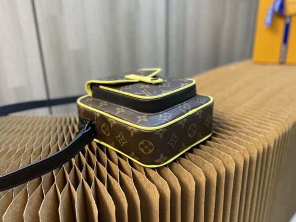  Handbag   Louis Vuitton M69404  size  15x17x8 CM