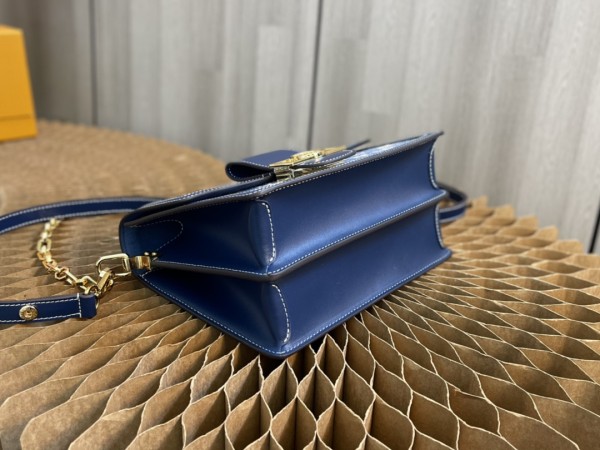  Handbag   Louis Vuitton  M59631  size 25 x 17 x 10.5  cm