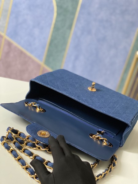 Handbag   Chanel  A88  size 30.21.8 cm