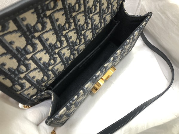 Handbag  Dior  M9203  size 21.5 x 12 x 6  cm
