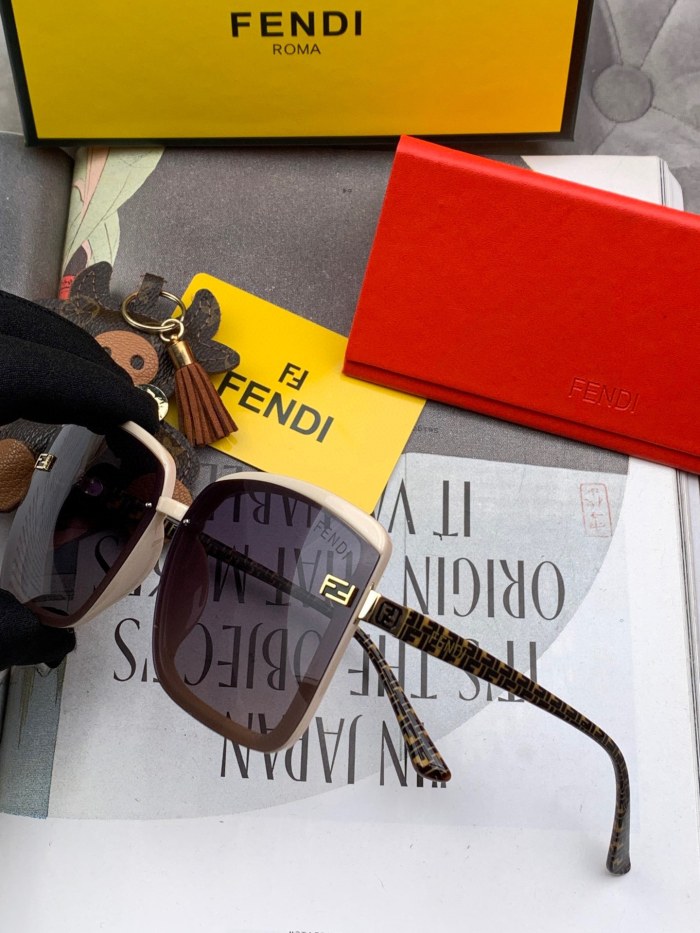 Sunglasses Fendi F301
