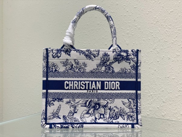 Handbag  Dior  size  26.5 x 21 x 14   cm