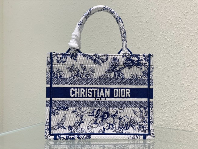 Handbag  Dior  size  26.5 x 21 x 14   cm