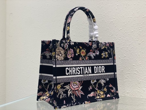 Handbag  Dior  size 36 x 27.5 x 16.5  cm