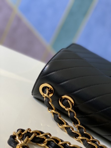 Handbag   Chanel  A88  size  30.21.8 cm