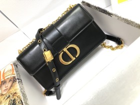 Handbag  Dior  M9203  size  21.5 x 12 x 6 cm