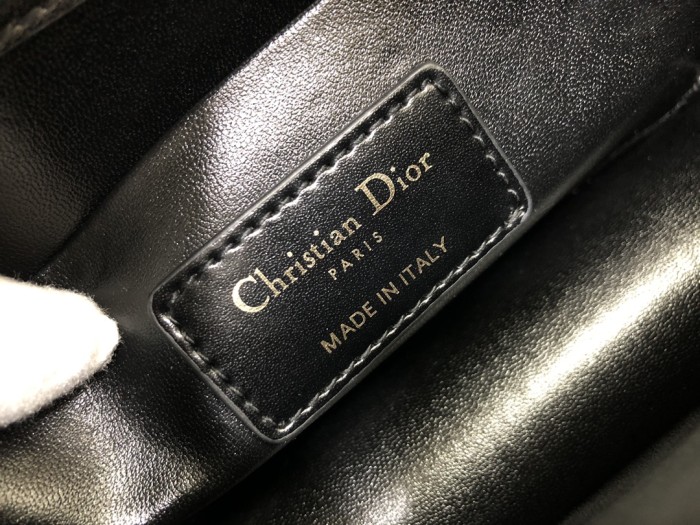 Handbag  Dior  M9203  size  21.5 x 12 x 6 cm