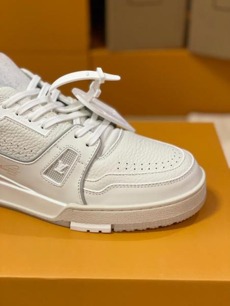 Louis Vuitton Trainer White Signature