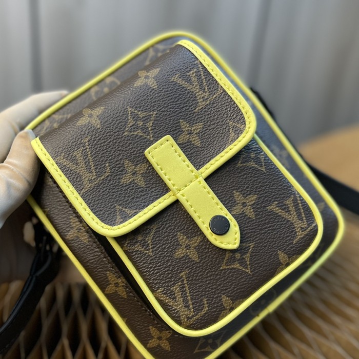  Handbag   Louis Vuitton M69404  size  15x17x8 CM