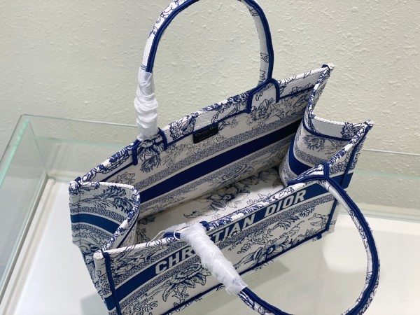 Handbag  Dior  size  36 x 27.5 x 16.5   cm