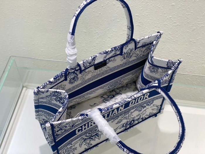 Handbag  Dior  size  36 x 27.5 x 16.5   cm