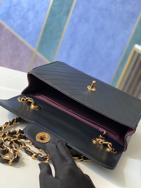 Handbag   Chanel  A88  size  30.21.8 cm