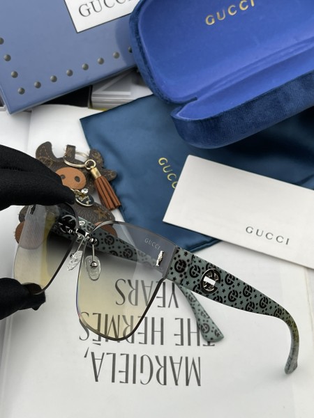 Sunglasses Gucci G5220