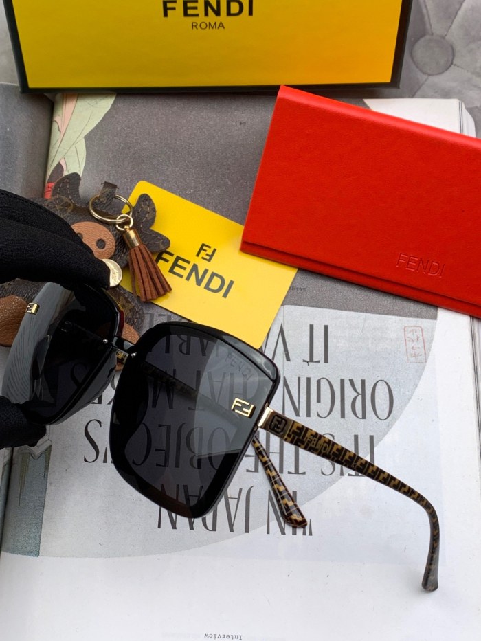 Sunglasses Fendi F301