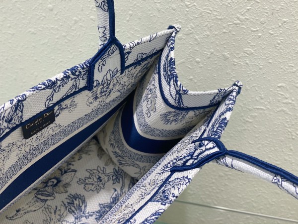 Handbag  Dior  size  36 x 27.5 x 16.5   cm