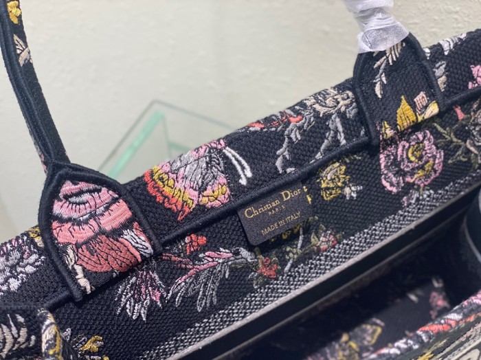 Handbag  Dior  size 36 x 27.5 x 16.5  cm