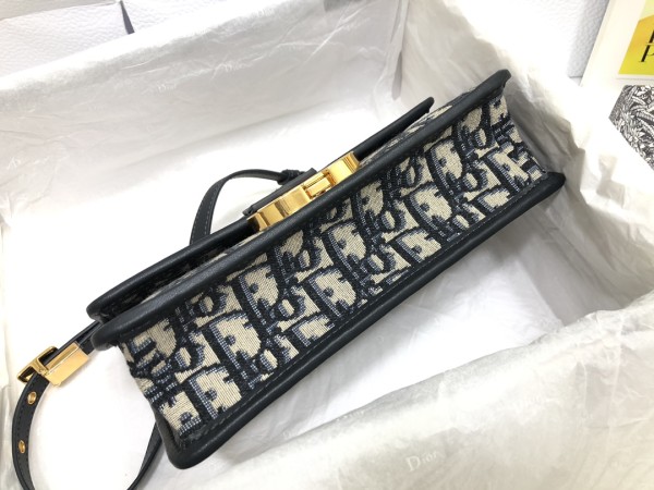 Handbag  Dior  M9203  size 21.5 x 12 x 6  cm