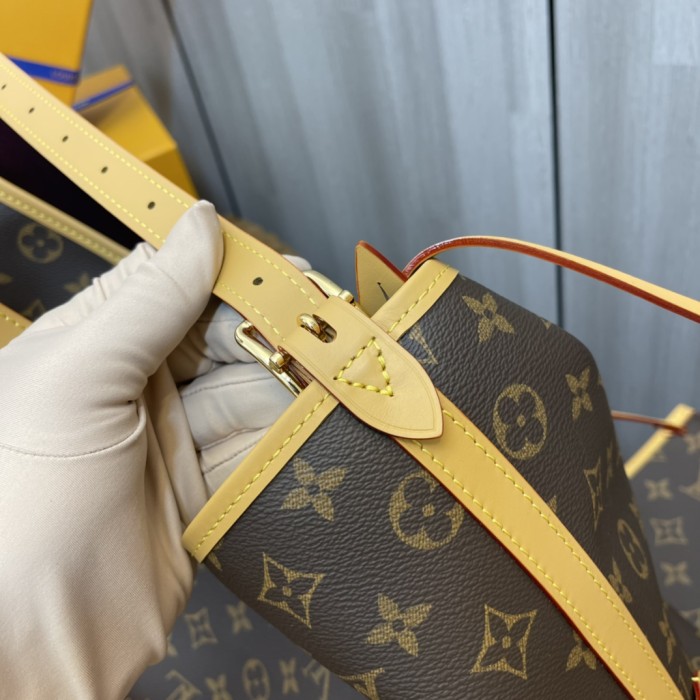 Handbag   Louis Vuitton M46197  size  39 x 30 x 15  cm