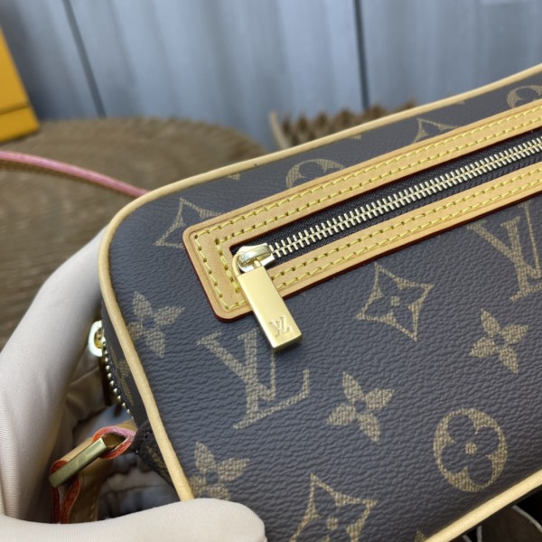 Handbag   Louis Vuitton  M51183  size  21.5x12.5x6.5  cm