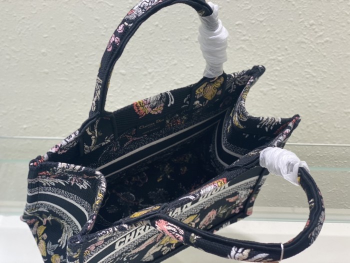 Handbag  Dior  size  26.5 x 21 x 14  cm