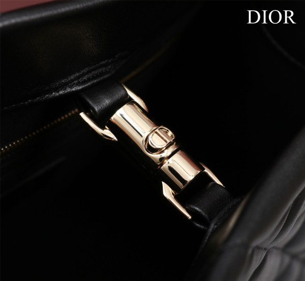 Handbag  Dior  size 36.5×28×17.5 cm