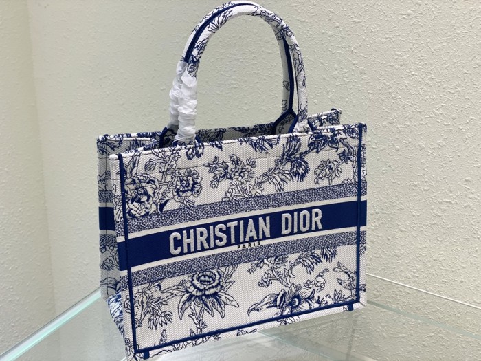 Handbag  Dior  size  36 x 27.5 x 16.5   cm