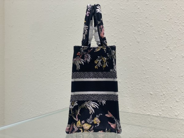 Handbag  Dior  size  26.5 x 21 x 14  cm