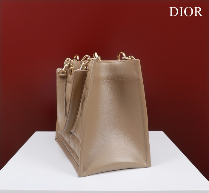 Handbag  Dior  size  36.5×28×17.5  cm