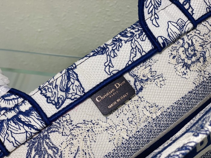 Handbag  Dior  size  36 x 27.5 x 16.5   cm