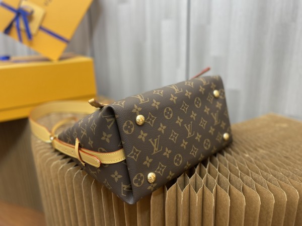 Handbag   Louis Vuitton  M46203  size  29 x 24 x 12  cm
