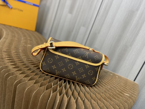 Handbag   Louis Vuitton  M40078   size  22.5×13×8 CM